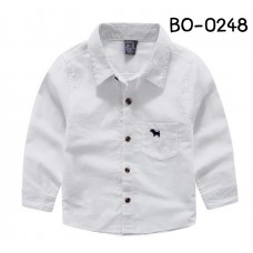 BO0248 เสื้อเชิ๊ตเด็กผู้ชายออกงาน คอปกแขนยาว ปักลายสุนัขที่กระเป๋าเสื้อ สีขาว