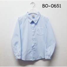 BO0651 เสื้อเชิ๊ตเด็กผู้ชาย คอปกแขนยาวแต่งกระเป๋าที่อกซ้าย ลายทางสีขาวสลับฟ้า