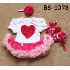BS1073 ชุดบอดี้สูทแฟนซี เด็กผู้หญิงครบเซ็ท หัวใจแขนสั้น + ผ้าคาดผมติดดอกไม้ + รองเท้าลายจุดสีชมพู (3ชิ้น) M/L