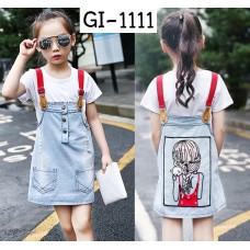 GI1111X << สินค้ามีตำหนิ >> เอี๊ยมกระโปรงยีนส์ เด็กผู้หญิง ด้านหน้าผักลายผู้หญิงยืนอุ้มแมวหันหลัง แต่งคริสตัล (3ชิ้น) S.120