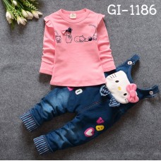 GI1186 ชุดเด็กผู้หญิง เสื้อคอกลมแขนยาวสีชมพู สกรีนลายแมวติดโบว์+ เอี๊ยมยีนส์ขายาวหน้าคิตตี้ (2ชิ้น) S.100