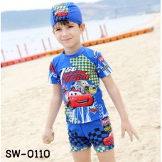 SW0110 ชุดว่ายน้ำเด็กผู้ชาย แบบเสื้อแขนสั้น กางเกงขาสั้นเอวรูด พร้อมหมวก ลายคาร์สีน้ำเงิน (3ชิ้น) S.100